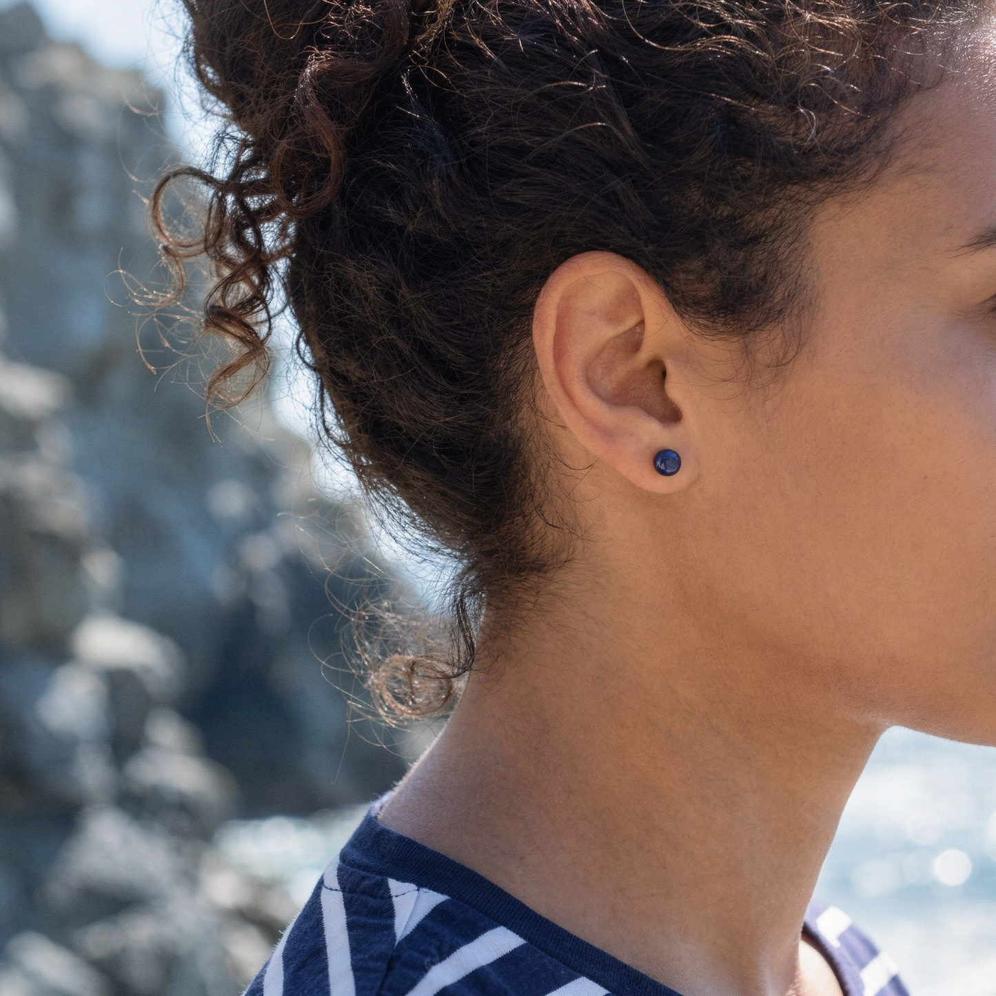 Puces d'oreilles lapis-lazuli boule argent rhodié 925 - vue detail