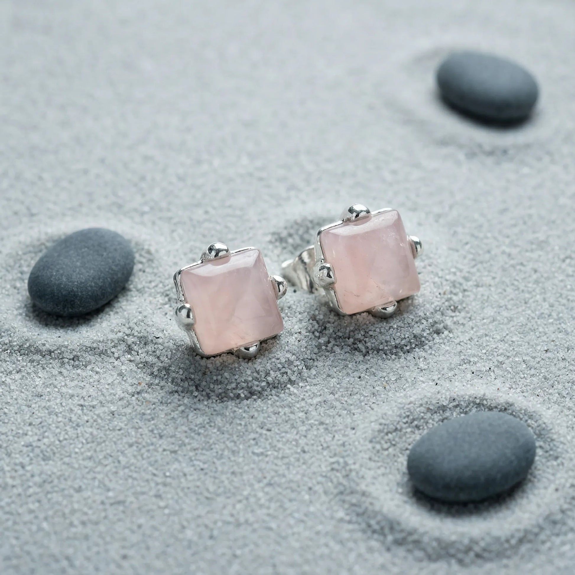 Boucles d'oreilles quartz rose puces en argent rhodié 925 - zoom