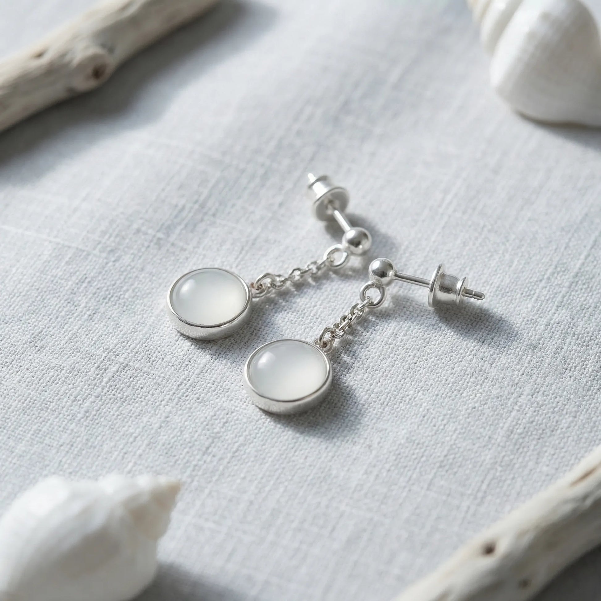 Boucles d'oreilles agate bleue ronde en argent rhodié 925 - zoom