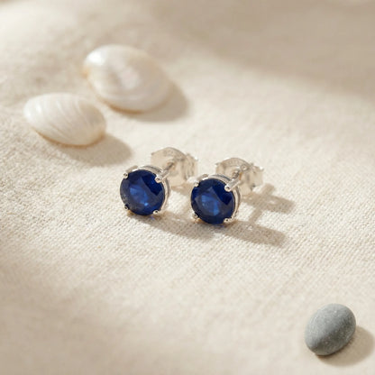 Boucles d'oreilles puces saphir bleu en argent rhodié 925 - zoom