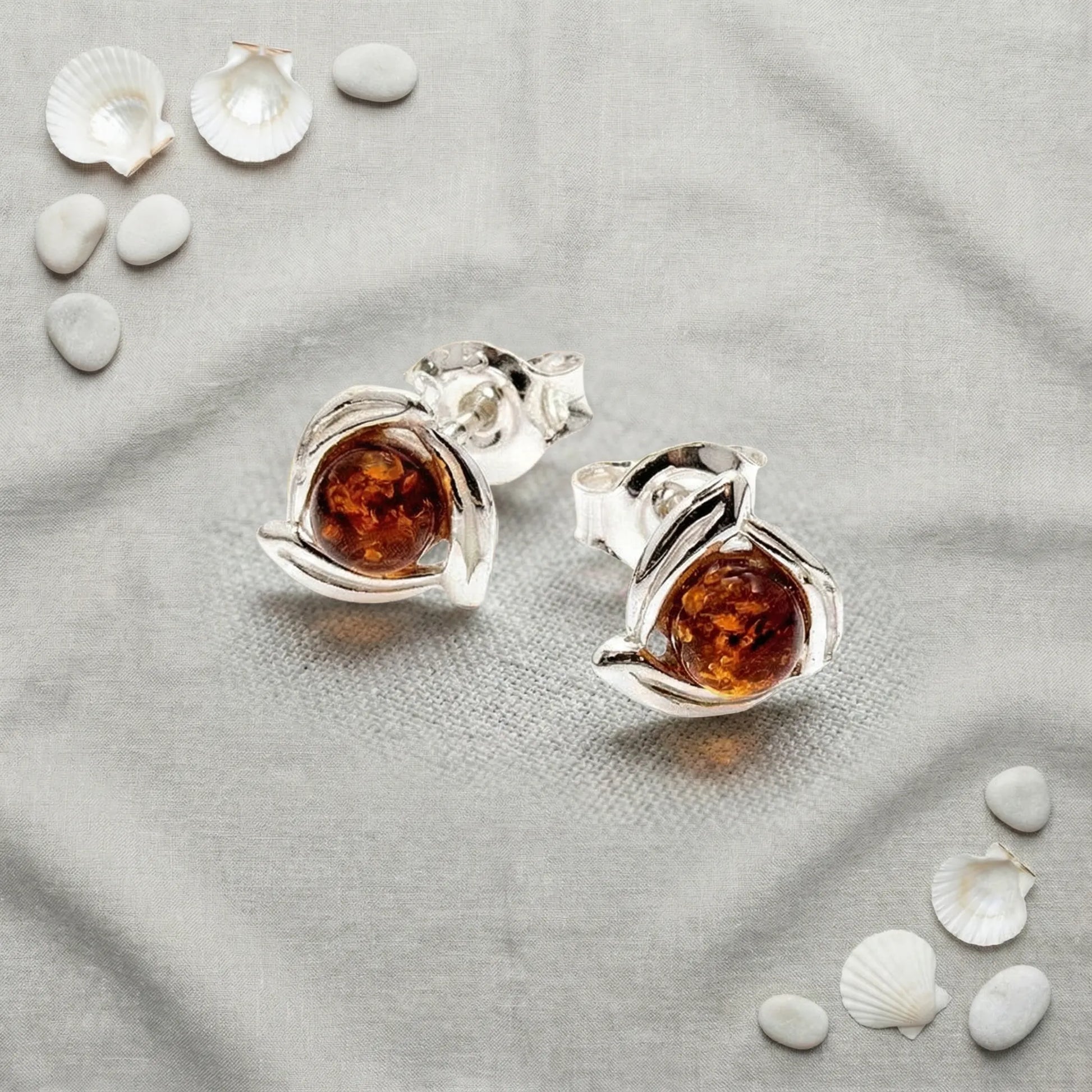 Boucles d'oreilles ambre cognac boule modèle K21R argent - zoom