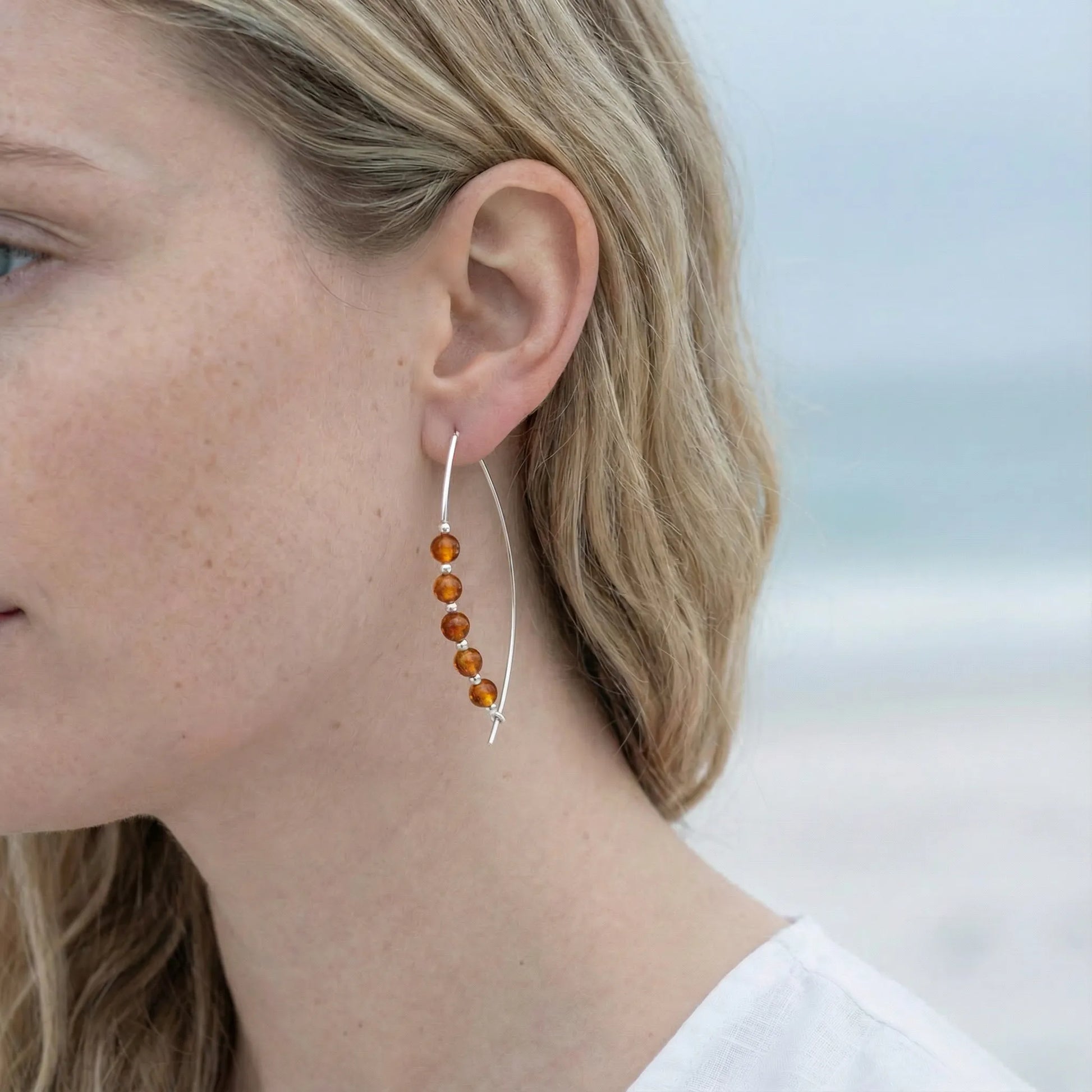 Boucles d'oreilles ambre cognac longues modèle DK6R argent - vue detail