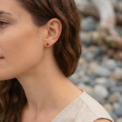 Clous ambre cognac rond argent rhodié 925 modèle 0KCR - vue detail