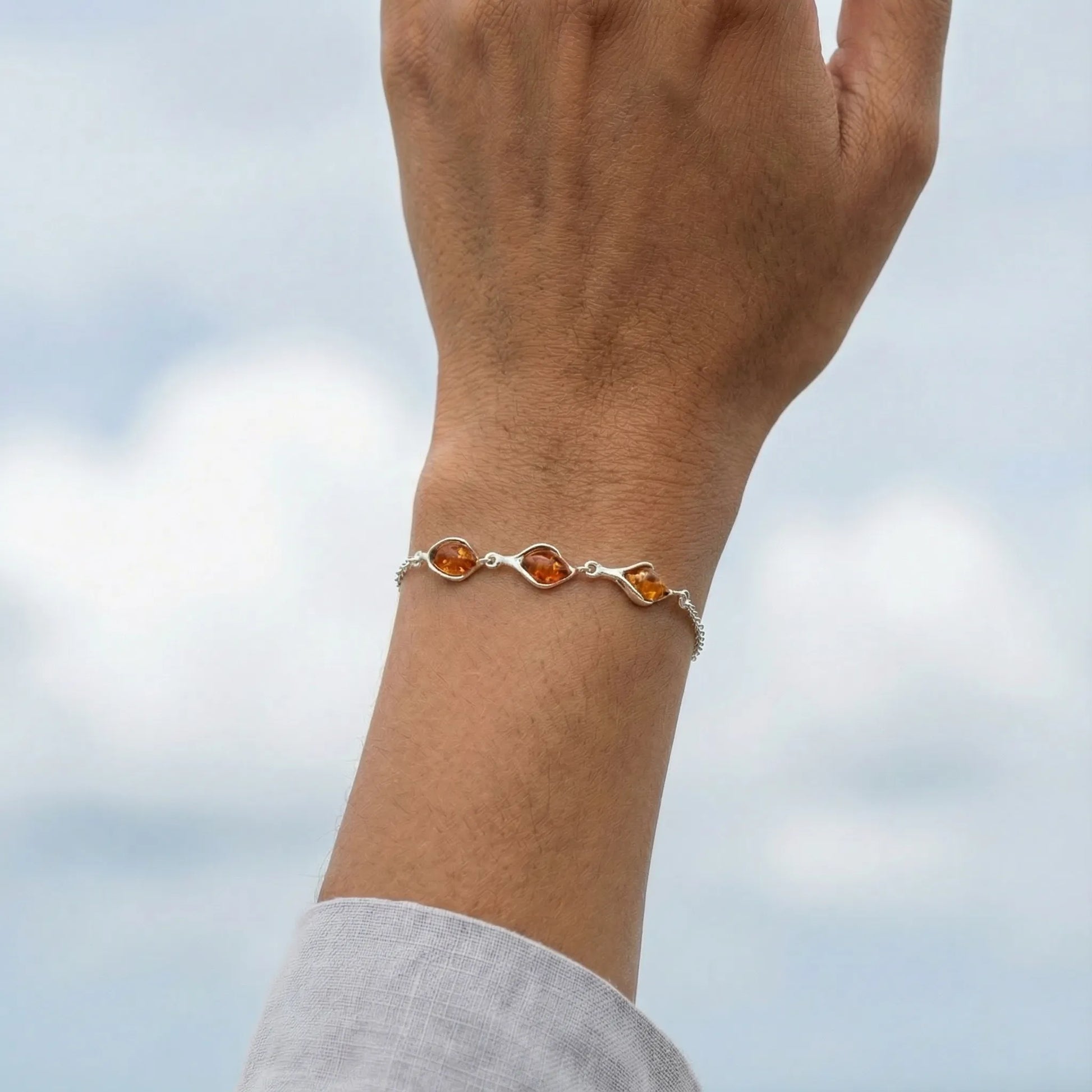 Bracelet ambre cognac goutte en argent rhodié 925 modèle - vue detail