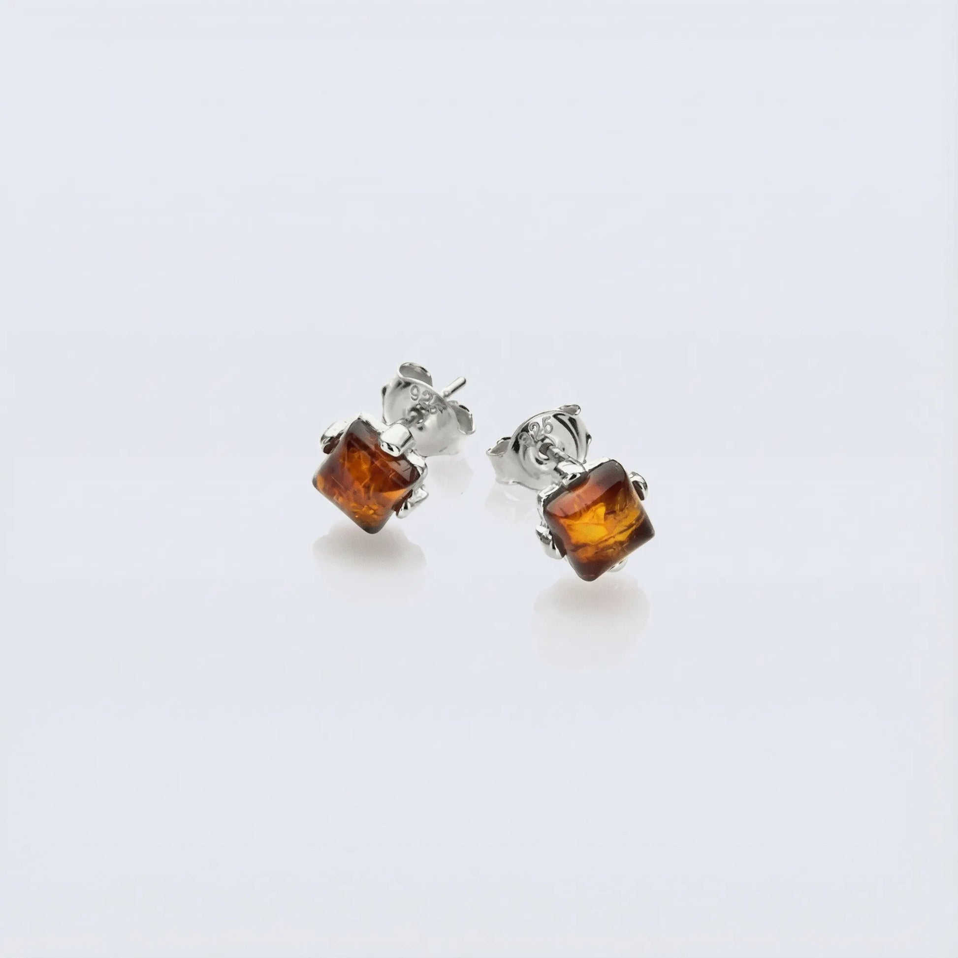 Clous d'oreilles ambre cognac de la mer Baltique carré argent rhodié 925