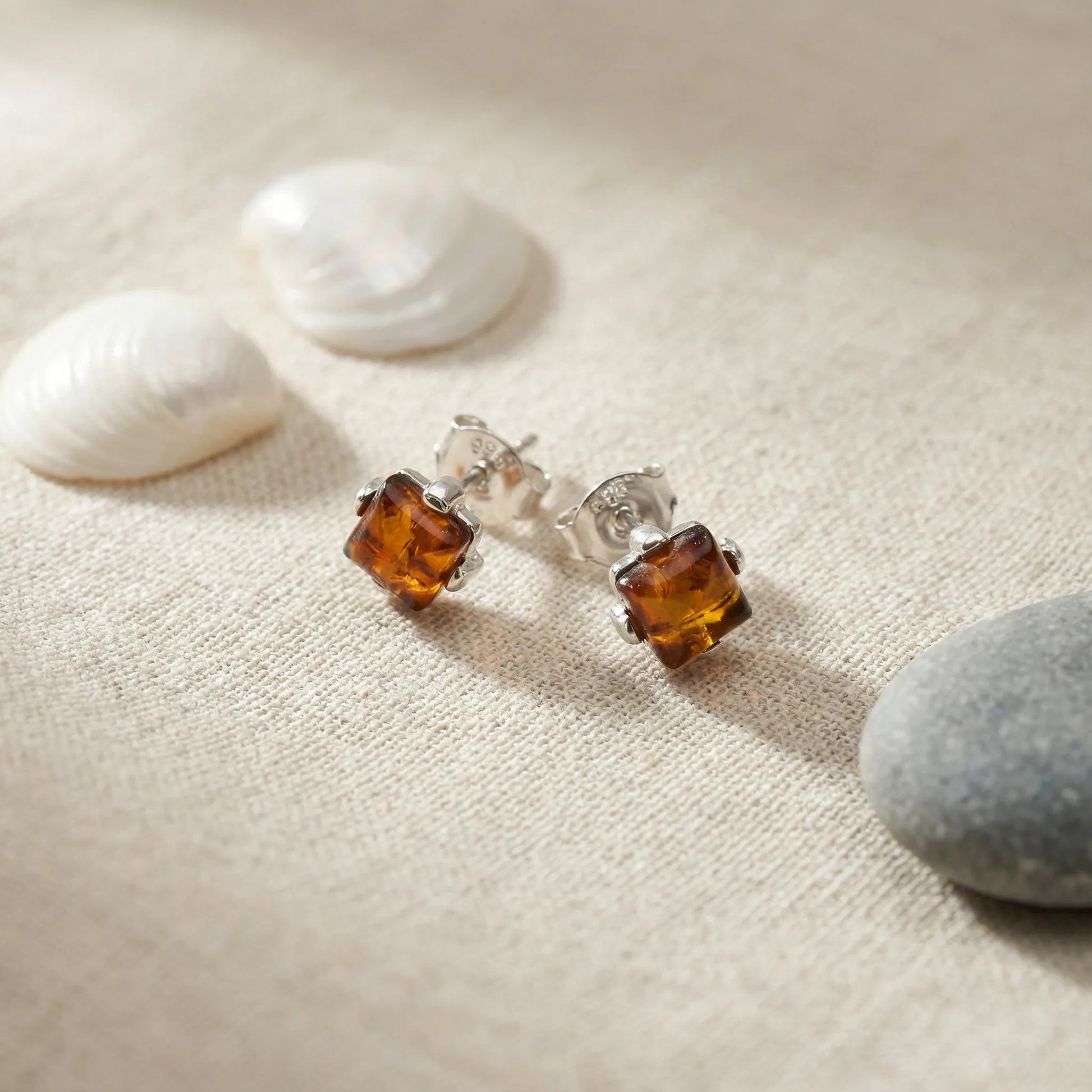 Boucles d'oreilles ambre cognac carré argent rhodié 925 - zoom