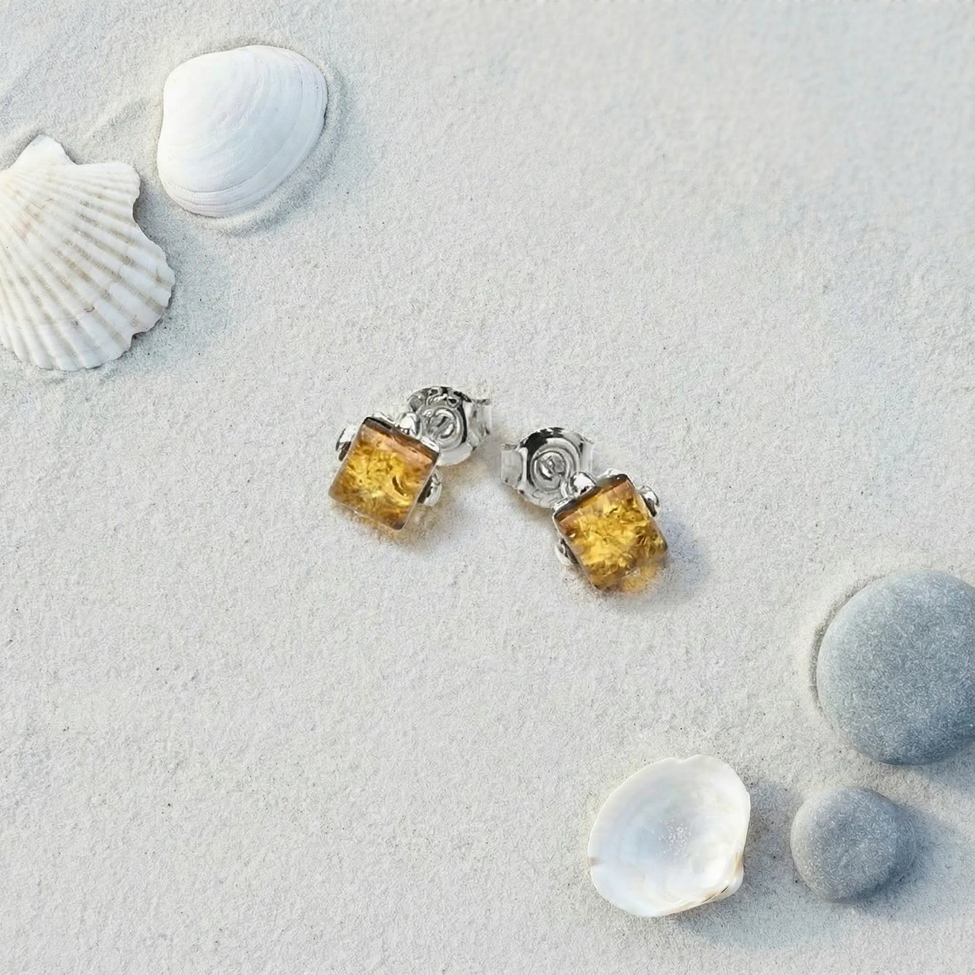 Boucles d'oreilles ambre miel carré en argent rhodié 925 - zoom