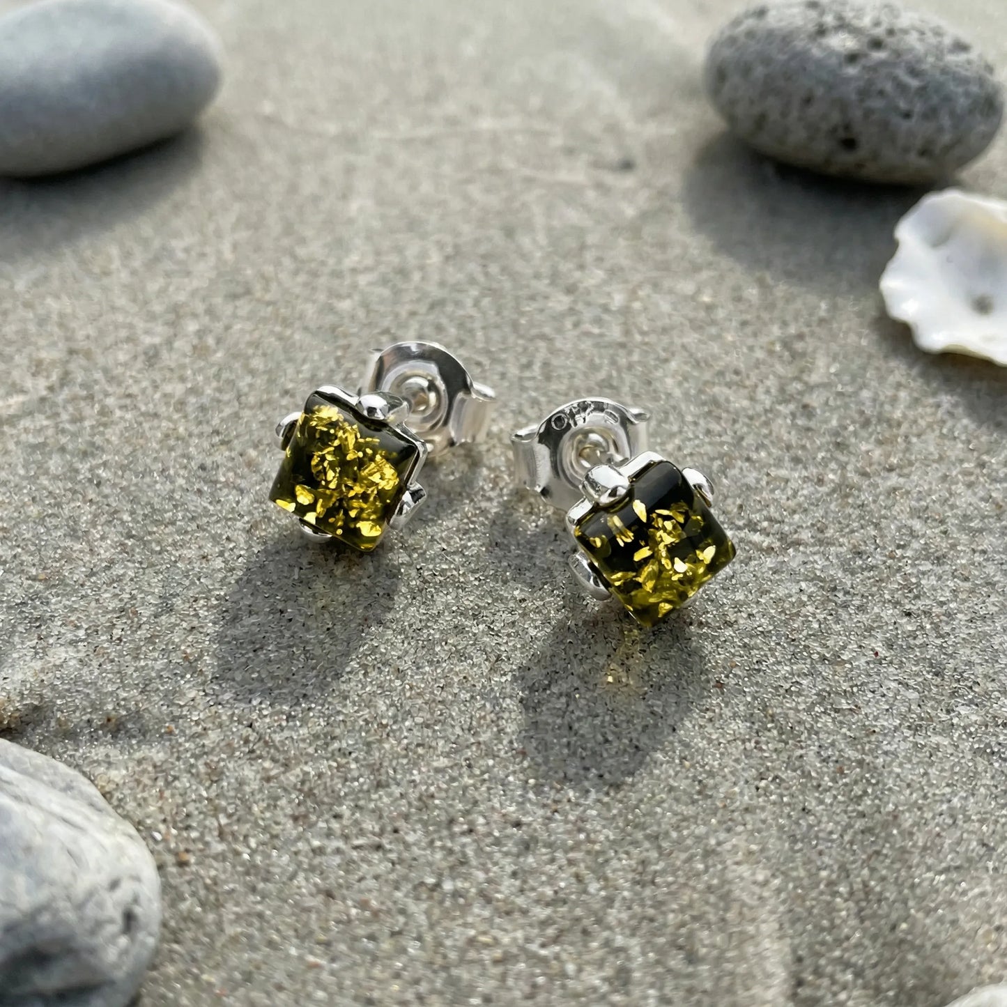 Boucles d'oreilles ambre vert Baltique carré argent rhodié - zoom