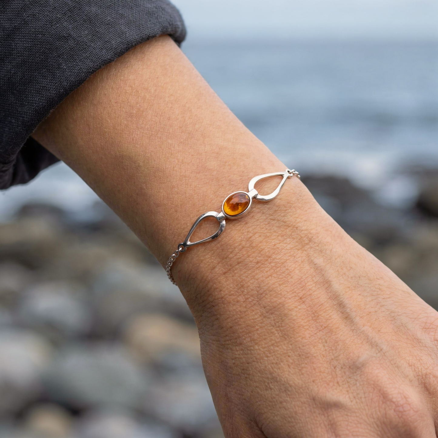 Bracelet ambre cognac ovale argent rhodié 925 modèle 02AR - vue detail