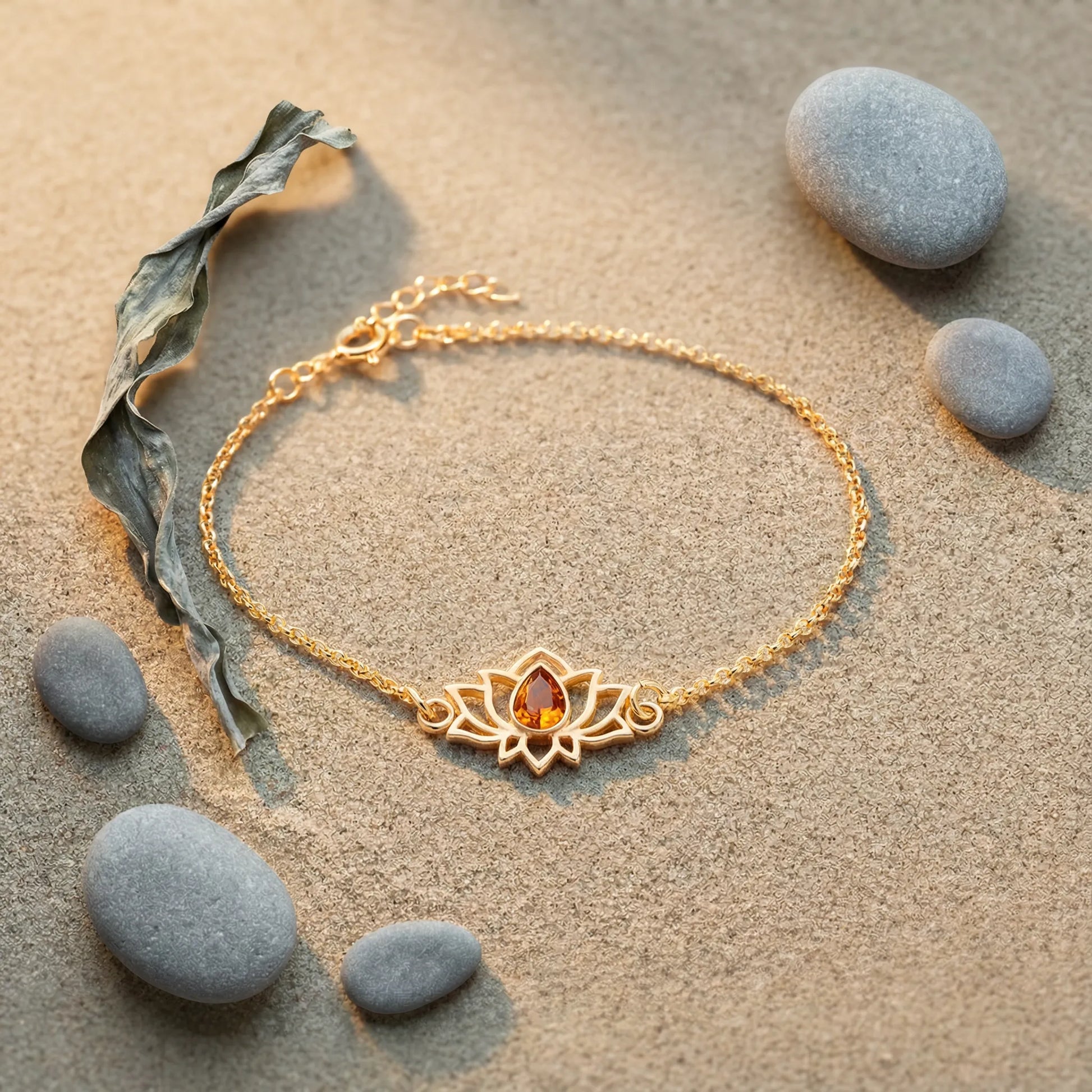 Bracelet lotus ambre cognac ajustable en argent doré 925 - zoom