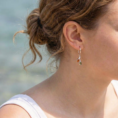 Boucles d'oreilles ambre multicolore ovale modèle 4CVR - vue detail